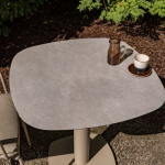 Manolo eettafel latte met geprint keramiek tafelblad 75 x 75 cm.