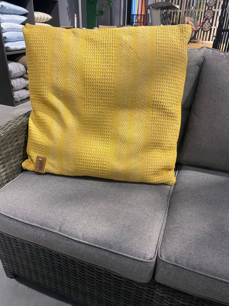 Sierkussen yellow 60x60cm