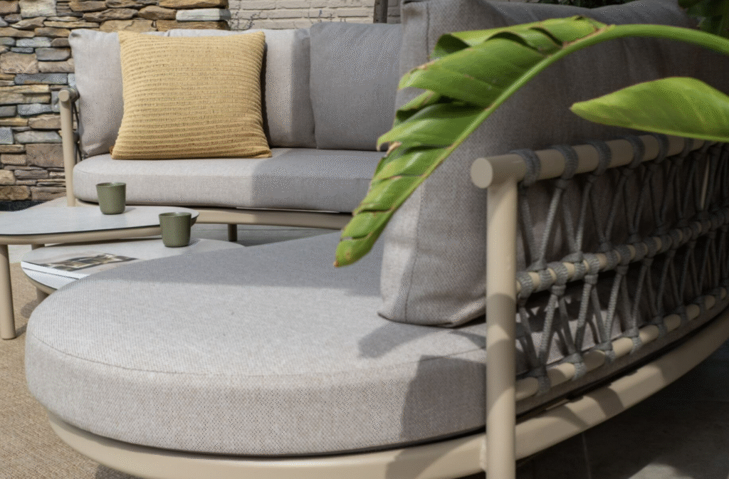 Hoek loungeset Piacenza + Loungetafel Vic Ø73 cm 4-dlg