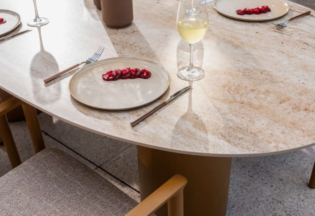 Dining tafel Colorado travertin ovaal + Dining stoel Molina 8-dlg