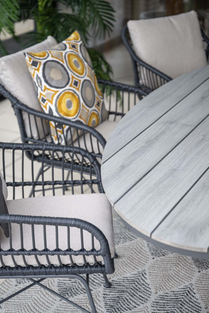 Dining tafel Edison Grey teak 220 cm + Dining stoel Margriet sand 7-dlg