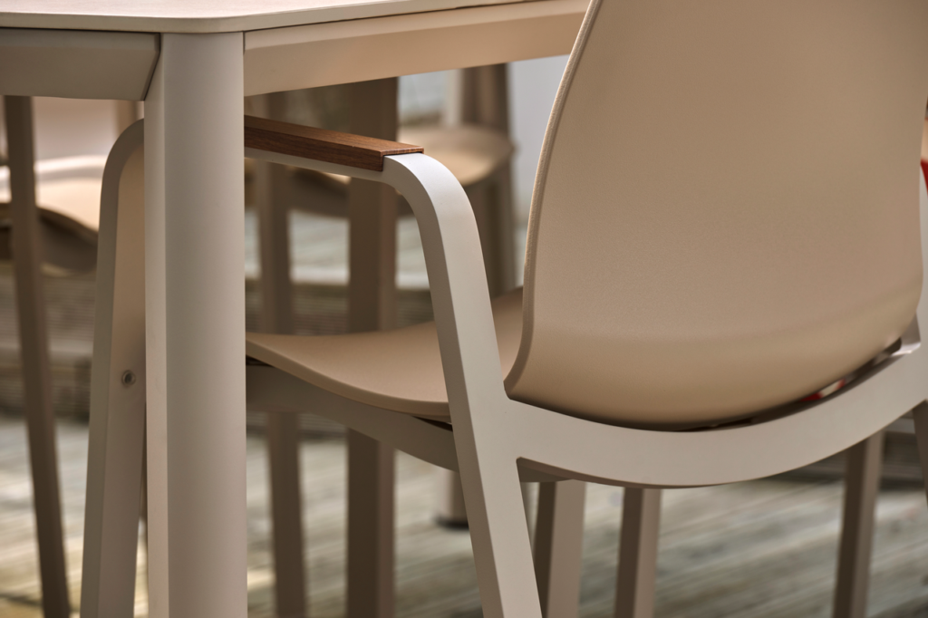 Dining tafel Kyra sand 240 cm + Dining stoel Flow teak 7-dlg