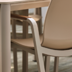 Dining tafel Kyra sand 240 cm + Dining stoel Flow teak 7-dlg