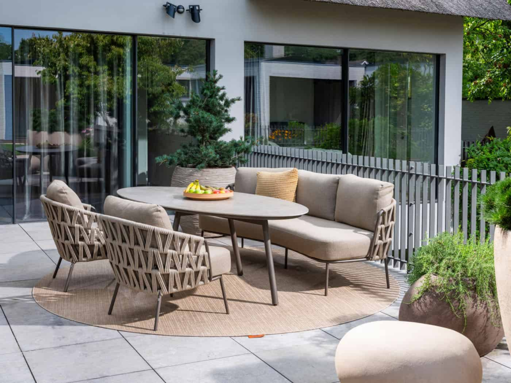 Low dining tafel Salute + Low dining stoel + low dining bank 4-dlg