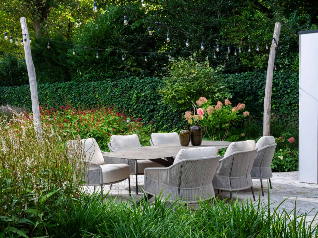 Low dining tafel Nevada barrel 250 x 105 cm terre + Low dining stoel Florence terre 8-dlg