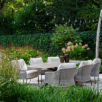 Low dining tafel Nevada barrel 250 x 105 cm terre + Low dining stoel Florence terre 8-dlg